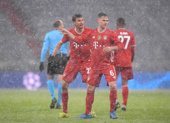 Bilder des Jahres 2021, Sport 04 April Sport Themen der Woche KW14 Sport Bilder des Tages 07.04.2021, Fussball Championslaegue: FC Bayern München - Paris Saint Germain 07.04.2021, Fussball Championsleague 2020 2021, Viertelfinale, FC Bayern München - Paris St. Germain, in der Allianz-Arena München. (L-R) Thomas Müller (Bayern München) versucht Joshua Kimmich (Bayern München) nach Abpfiff zu beruhigen Foto: Bernd Feil M.i.S. Pool Nur für journalistische Zwecke! Only for editorial use! Gemäß den Vorgaben der DFL Deutsche Fußball Liga ist es untersagt, in dem Stadion und oder vom Spiel angefertigte Fotoaufnahmen in Form von Sequenzbildern und oder videoähnlichen Fotostrecken zu verwerten bzw. verwerten zu lassen. DFL regulations prohibit any use of photographs as image sequences and or quasi-video. National and international NewsAgencies OUT. München Allianz Arena Bayern Deutschland