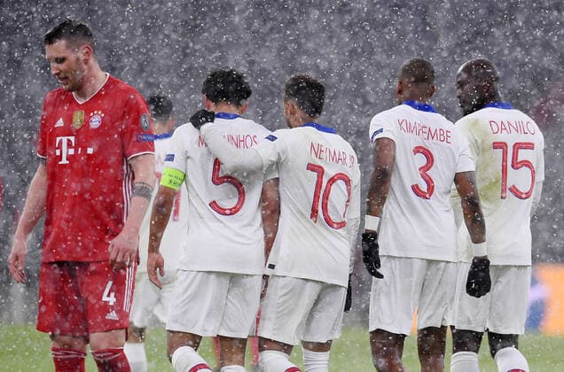 Bilder des Jahres 2021, Sport 04 April Sport Themen der Woche KW14 Fussball International CHL 20 21: FC Bayern Muenchen - Paris Saint-Germain FUSSBALL CHAMPIONS LEAGUE SAISON 2020 2021 Viertelfinale Hinspiel 07.04.2021 FC Bayern Muenchen - Paris Saint-Germain ENTTAEUSCHUNG FC Bayern Muenchen; Niklas Suele. JUBEL Paris Saint-Germain; Torschuetze zum 0-2 Marquinhos umarmt von Neymar, Presnel Kimpembe, Danilo (v.li.) FOTO: Markus Ulmer Pressefoto Ulmer Pool xxNOxMODELxRELEASExx Nur für journalistische Zwecke! Only for editorial use! No commercial usage! Muenchen Deutschland