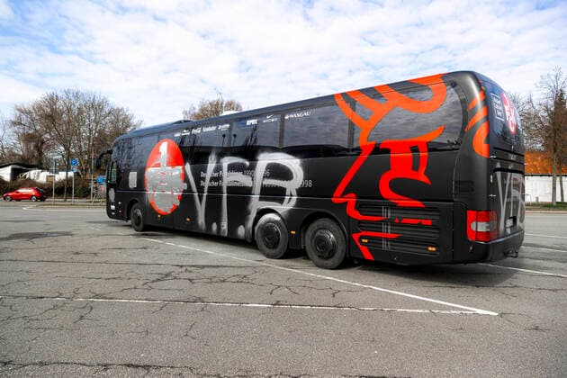 Bilder des Jahres 2021, Sport 04 April Sport Themen der Woche KW14 Der Mannschaftsbus des 1. FC Kaiserslautern steht beschmiert gesprayt auf dem Parkplatz der Lübecker MuK. VfB Luebeck vs. 1. FC Kaiserslautern, Fussball, 3. Liga, 10.04.21 Luebeck Schleswig-Holstein Germany Copyright: xAgentur54Gradx xFelixxKoenigx