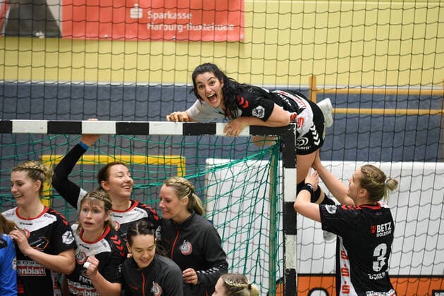 Bilder des Jahres 2021, Sport 04 April Sport Themen der Woche KW14 Handball I 1. HBF I HL Buchholz 08-Rosengarten - Kurpfalz Baeren I 10.04.2021 Fatos Kuecuekyildiz ( 10, HL Buchholz 08-Rosengarten) ist vielleicht etwas verrückt und klettert auf das Tor Copyright: xBEAUTIFULxSPORTS Schlikisx