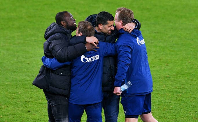 Bilder des Jahres 2021, Sport 04 April Sport Themen der Woche KW14 1. BUNDESLIGA FC SCHALKE 04 - FC AUGSBURG Schlussjubel Cheftrainer Dimitios Grammozis (S04), Teammanager Gerald Asamoah (S04) und Co-Trainer Mike Büskens (S04). Jubel, Freude, Aktion. 11.04.2021, Fussball GER, Saison 20 21, 1. Bundesliga, 28. Spieltag, FC Schalke 04 (blau) - FC Augsburg (rot) 1:0, Foto: Uwe Kraft Pool DFL regulations prohibit any use of photographs as image sequences and or quasi-video. EDITORIAL USE ONLY Gelsenkirchen NRW Deutschland