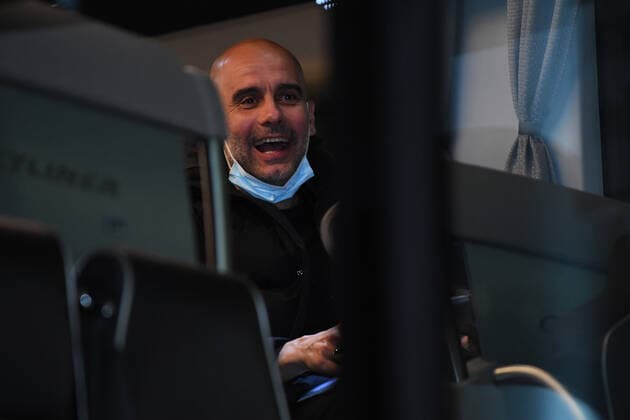 Sport Bilder des Tages Fußball Champions League Viertelfinale Ankunft Manchester City am 13.04.2021 im Dortmund Airport in Dortmund Josep Pep Guardiola ( Trainer Cheftrainer Manchester ) im Mannschaftsbus