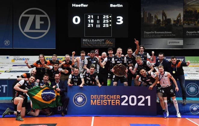 Bilder des Jahres 2021, Sport 04 April Sport Themen der Woche KW15 Sport Bilder des Tages Volleyball, Herren, Saison 2020 2021, 1. Bundesliga (Finale, Spiel 3), VfB Friedrichshafen - BR Volleys, die BR Volleys bejubeln den Gewinn der Deutschen Meisterschaft bei der Siegerehrung, Anzeigetafel mit 0:3-Endstand, 15.04. 2021, Copyright: xSebastianxRäppoldx xMatthiasxKochx