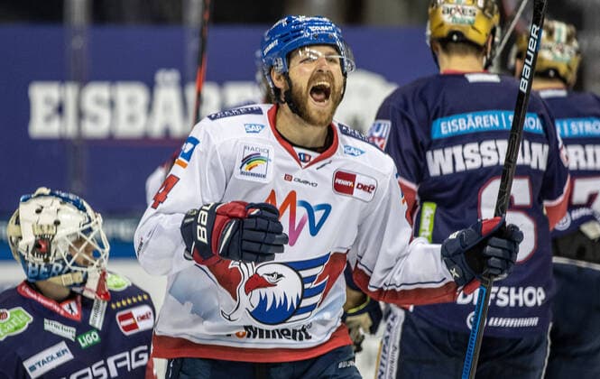 Bilder des Jahres 2021, Sport 04 April Sport Themen der Woche KW15 16.04.2021, Berlin, Eishockey, Penny DEL, Spieltag 41, Mercedes-Benz Arena, Eisbaeren Berlin gegen Adler Mannheim. Andrew Desjardins von Adler Mannheim jubelt nach dem Sieg. Eisbaeren Berlin - Adler Mannheim