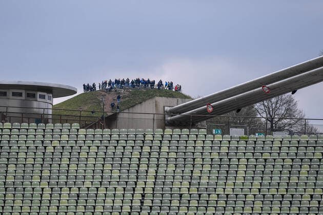 Bilder des Jahres 2021, Sport 04 April Sport Themen der Woche KW15 Sport Bilder des Tages Fans des TSV 1860 München beobachten das Spiel vom Olympiaberg aus, 17.04.2021, München (Deutschland), Fussball, 3. Liga, Türkgücü München - TSV 1860 München, DFB DFL REGULATIONS PROHIBIT ANY USE OF PHOTOGRAPHS AS IMAGE SEQUENCES AND OR QUASI-VIDEO.