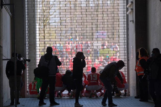 Bilder des Jahres 2021, Sport 04 April Sport Themen der Woche KW15 Fussball - 3.Bundesliga - Saison 2020 21 Kaiserslautern - Fritz-Walter-Stadion 17.04.2021 1. FC Kaiserslautern (fck) - 1. FC Saarbrücken (sb) 2:1 Fans vorm Stadion, die Mannschaft hinter Gittern Fussball - 3. Bundesliga - 1. FC Kaiserslautern