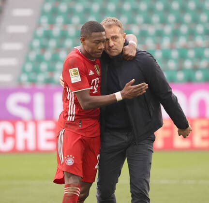 Bilder des Jahres 2021, Sport 04 April Sport Themen der Woche KW15 Sport Bilder des Tages Cheftrainer Hansi Flick (FC Bayern Muenchen) mit David Alaba nach Abpfiff gluecklich DFL REGULATIONS PROHIBIT ANY USE OF PHOTOGRAPHS AS IMAGE SEQUENCES AND OR QUASI-VIDEO.
