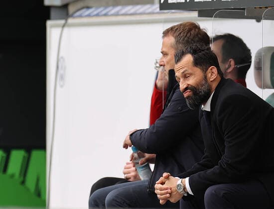 Bilder des Jahres 2021, Sport 04 April Sport Themen der Woche KW15 Sport Bilder des Tages Hasan Salihamidzic (Bayern Muenchen) und Cheftrainer Hansi Flick (FC Bayern Muenchen) DFL REGULATIONS PROHIBIT ANY USE OF PHOTOGRAPHS AS IMAGE SEQUENCES AND OR QUASI-VIDEO.