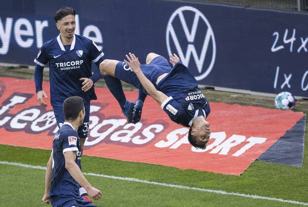 Bilder des Jahres 2021, Sport 04 April Sport Themen der Woche KW15 Torjubel: Robert Tesche (Bochum) macht einen Salto VfL Bochum - Hannover 96 18.04.2021, Fussball; 2. Bundesliga, Saison 2020 21 Foto: Moritz Müller