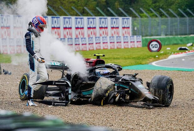 Bilder des Jahres 2021, Sport 04 April Sport Themen der Woche KW15 Formula 1 Pirelli Gran Premio Del Made In Italy E Dell emilia Romagna 2021 Rennen 18.04.2021, Autodromo Enzo e Dino Ferrari, Imola, Formula 1 Pirelli Gran Premio Del Made In Italy E Dell emilia Romagna 2021 Rennen ,im Bild George Russel (GBR 63), Williams Racing, Valtteri Bottas (FIN 77), Mercedes-AMG Petronas Formula One Team Crash unfall Schaden