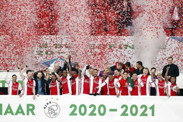 ROTTERDAM - Ajax goalkeeper Maarten Stekelenburg, Jurrien Timber of Ajax, Perr Schuurs of Ajax, Edson Alvarez of Ajax, Sean Klaiber of Ajax, Davy Klaassen of Ajax, David Neres of Ajax, Ryan Gravenberch of Ajax, Oussama Idrissi of Ajax, Dusan Tadic or Ajax, Noussair Mazraoui of Ajax, Devyne Rensch of Ajax, Ajax goalkeeper Kjell Scherpen, Daley Blind of Ajax, Jurgen Ekkelenkamp of Ajax, Zakaria Labyad of Ajax, Mohammed Kudus of Ajax, Lisandro Martinez of Ajax, Sebastien Haller of Ajax, Lassina Traore or Ajax, Kenneth Taylor of Ajax, Brian Brobbey of Ajax, Nico Tagliafico of Ajax, Ajax goalkeeper Dominik Kotarski, Neraysho Kasanwirjo of Ajax, Antony Matheus Dos Santos of Ajax, Quinten Timber of Ajax, Ajax coach Erik ten Hag, Ajax assistant coach Christian Poulsen, Ajax assistant coach Michael Reiziger, Ajax assistant coach Winston Bogarde, Ajax goalkeeper coach Anton Scheutjens with the TOTO KNVB Cup during the Toto KNVB cup final match between Ajax Amsterdam and Vitesse Arnhem i n de Kuip on April 18, 2021 in Rotterdam, the Netherlands. ANP MAURICE VAN STEEN Dutch Toto KNVB Cup Final 2020 2021 xVIxANPxSportx xxANPxIVx