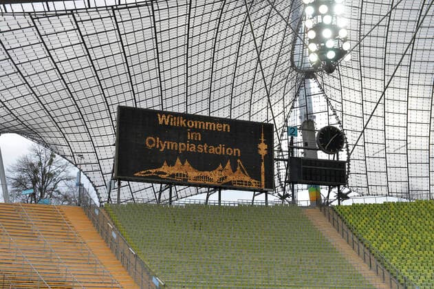 17.04.2021, Fussball 3. Liga 2020 2021, 32. Spieltag, Türkgücü München - TSV 1860 München, im Olympiastadion München, Willkommen im Olympiastadion steht auf der alten Anzeigetafel