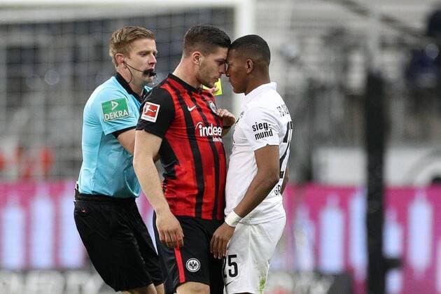 Bilder des Jahres 2021, Sport 04 April Sport Themen der Woche KW16 Sport Bilder des Tages l-r: Luka Jovic 9 (Eintracht Frankfurt) und Carlos Gruezo 25 (FC Augsburg), Eintracht Frankfurt vs. FC Augsburg, 30. Spieltag, 1.Bundesliga, 20.04.2021, DFB regulations prohibit any use of photographs as image sequences and or quasi-video Frankfurt Hessen Deutschland