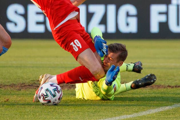 Bilder des Jahres 2021, Sport 04 April Sport Themen der Woche KW16 Torwart Marco HILLER ( 1 1860) vereitelt Torchance. Fussball, 1860 Muenchen - Viktoria Koeln 1:1, 3. Liga, Saison 2020-2021, am 20.4.2021 in Muenchen, S T A D I O N A N D E R G R U E N W A L D E R S T R A S S E, Deutschland. Quelle Copyright Credit : Oryk HAIST