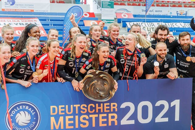 Bilder des Jahres 2021, Sport 04 April Sport Themen der Woche KW16 Sport Bilder des Tages Deutscher Meister DSC, Dresdner SC; Jubel, celebration; Siegerehrung, Award Ceremony, 4 24 2021, Dresden (Deutschland), Volleyball, 1. Bundesliga Frauen, Dresdner SC - Allianz MTV Stuttgart