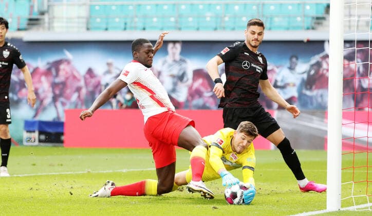 Bilder des Jahres 2021, Sport 04 April Sport Themen der Woche KW16 RB Leipzig - Stuttgart 25.04.2021 Leipzig, 25.04.2021, Red Bull Arena, Fussball, 1.Bundesliga, 31. Spieltag , RB Leipzig vs. VfB Stuttgart , Im Bild von links: Ibrahima KonatŽ Konate (6, RB Leipzig), Torwart Gregor Kobel (1, Stuttgart), Konstantinos Mavropanos (5, Stuttgart). , DFL regulations prohibit any use of photographs as image sequences and or quasi-video ,