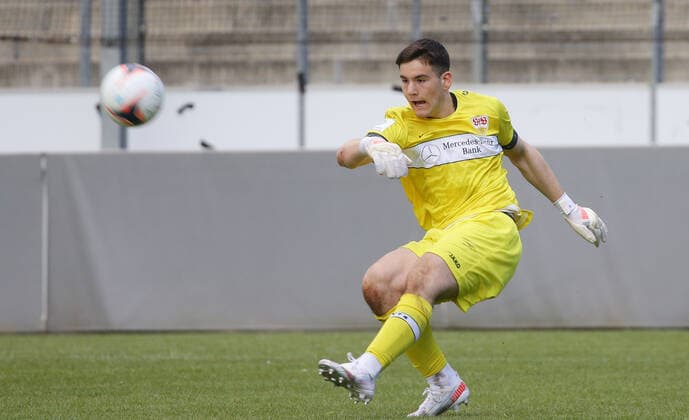 Stuttgart , Fußball Testspiel , Stuttgarter Kickers vs. VfB Stuttgart U19 , Dennis Seimen ( VfB )