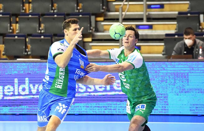 Handball, Herren, Saison 2020 2021, 1. Bundesliga (15. Spieltag), Füchse Berlin - FRISCH AUF! Göppingen, v. l. Sebastian Heymann (FRISCH AUF! Göppingen), Hans Lindberg (Füchse Berlin), 16.05. 2021, Copyright: xSebastianxRäppoldx xMatthiasxKox
