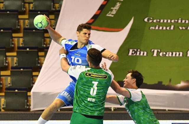 Handball, Herren, Saison 2020 2021, 1. Bundesliga (15. Spieltag), Füchse Berlin - FRISCH AUF! Göppingen, v. l. Sebastian Heymann (FRISCH AUF! Göppingen), Fabian Wiede (Füchse Berlin), Hans Lindberg (Füchse Berlin), 16.05. 2021, Copyright: xSebastianxRäppoldx xMatthiasxKox