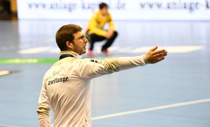 Handball, Herren, Saison 2020 2021, 1. Bundesliga (15. Spieltag), Füchse Berlin - FRISCH AUF! Göppingen, Trainer Jaron Siewert (Füchse Berlin), 16.05. 2021, Copyright: xSebastianxRäppoldx xMatthiasxKox
