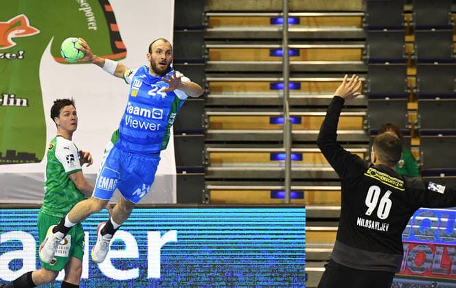 Handball, Herren, Saison 2020 2021, 1. Bundesliga (15. Spieltag), Füchse Berlin - FRISCH AUF! Göppingen, v. l. Hans Lindberg (Füchse Berlin), Marcel Schiller (FRISCH AUF! Göppingen), Torhüter Dejan Milosavljev (Füchse Berlin), 16.05. 2021, Copyright: xSebastianxRäppoldx xMatthiasxKox