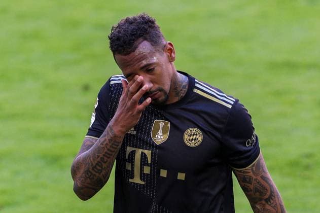 Bilder des Jahres 2021, Sport 05 Mai Sport Themen der Woche KW20 Sport Bilder des Tages FC Bayern Muenchen vs. FC Augsburg, 1. Bundesliga, 34. Spieltag, 22.05.2021 Jerome Boateng 17 (FC Bayern Muenchen) geht unter Traenen vom Platz, FC Bayern Muenchen vs. FC Augsburg, 1. Bundesliga, 34. Spieltag, 22.05.2021, Foto: Christian Kolbert kolbert-press Pool - Editorial Use ONLY - DFL regulations prohibit any use of photographs as image sequences and or quasi-video - National and International News Agencies OUT Muenchen Allianz Arena Bayern Deutschland