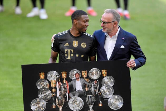 Sport Themen der Woche KW20 22.05.2021, Fussball 1. Bundesliga: FC Bayern - FC Augsburg 22.05.2021, Fussball 1. Bundesliga 2020 2021, 34. Spieltag, FC Bayern München - FC Augsburg, in der Allianz-Arena München. Abschied von verdienten Bayernspielern und Funktionären, vor dem Spiel: David Alaba (FC Bayern München) mit Vorstandsvorsitzender Karl-Heinz Rummenigge (FC Bayern München) Foto: Bernd Feil M.i.S Pool Nur für journalistische Zwecke! Only for editorial use! Gemäß den Vorgaben der DFL Deutsche Fußball Liga ist es untersagt, in dem Stadion und oder vom Spiel angefertigte Fotoaufnahmen in Form von Sequenzbildern und oder videoähnlichen Fotostrecken zu verwerten bzw. verwerten zu lassen. DFL regulations prohibit any use of photographs as image sequences and or quasi-video. National and international NewsAgencies OUT. München Bayern Deutschland