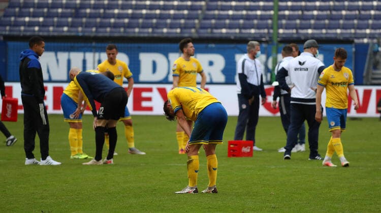 Bilder des Jahres 2021, Sport 05 Mai Sport Themen der Woche KW20 Hamburger SV vs. Braunschweig, 2. BL Hamburg, 23.05.2021, FUßBALL - Hamburger SV vs. Eintracht Braunschweig, 2. BL, Saison 2020 21. Bild zeigt: Spielende, enttäuscht, traurig, niedergeschlagen, verzweifelt, down, frust, frustriert, enttäuschung Eintracht Braunschweig ist abgestiegen. Hamburg