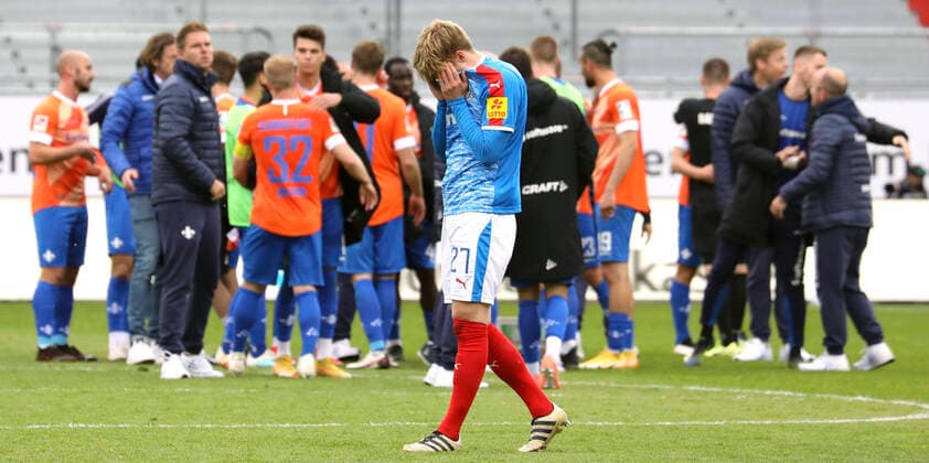 Bilder des Jahres 2021, Sport 05 Mai Sport Themen der Woche KW20 Foto : Kieler Enttäuschung nach dem Schlusspfiff , hier Finn Porath Fussball 2. Liga am So. 23.05.2021 Holstein Kiel - Darmstadt 2 - 3