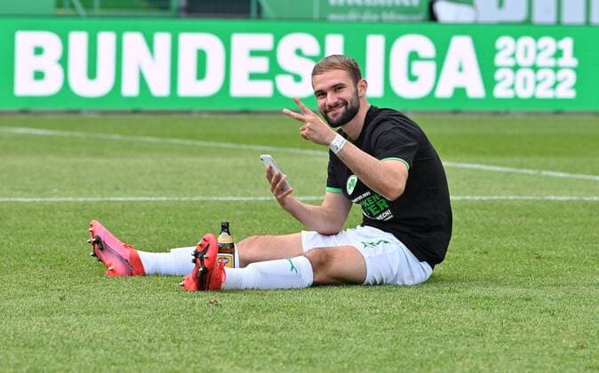 Bilder des Jahres 2021, Sport 05 Mai Sport Themen der Woche KW20 23.05.2021 - Fussball - Saison 2020 2021 - 2. Fussball - Bundesliga - 34. Spieltag: SpVgg Greuther Fürth ( Kleeblatt ) - Fortuna Düsseldorf F95 - - DFL REGULATIONS PROHIBIT ANY USE OF PHOTOGRAPHS AS IMAGE SEQUENCES AND OR QUASI-VIDEO - Aufstieg Aufsteiger in die erste Bundesliga - Simon Asta (2, SpVgg Greuther Fürth )