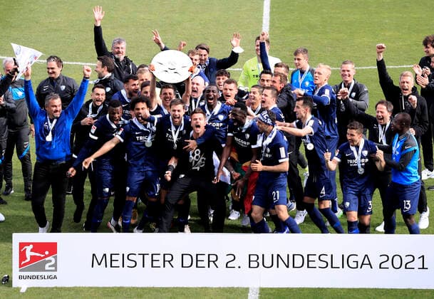 Bilder des Jahres 2021, Sport 05 Mai Sport Themen der Woche KW20 LOSILLA Anthony Kapitaen Team VfL Bochum Jubelt nach dem Sieg seiner Mannschaft und der Deutschen Meisterschaft der 2. Fussball Bundesliga 2021 bei der Siegerehrung mit der Meisterschale 2.Bundesliga Saison 2020-2021 Spiel VfL Bochum - SV Sandhausen 3 : 1 am 23. Mai 2021 in Bochum DFL REGULATIONS PROHIBIT ANY USE OF PHOTOGRAPHS as IMAGE SEQUENCES and or QUASI-VIDEO
