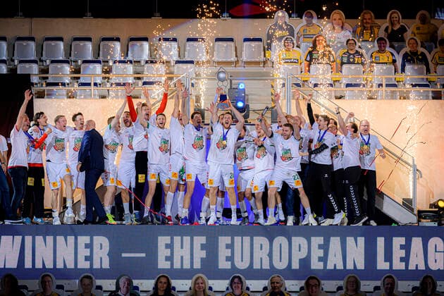 Bilder des Jahres 2021, Sport 05 Mai Sport Themen der Woche KW20 Mannheim, Deutschland 23. Mai 2021: EHF European League Men Finals 2021 - Finale - SC Magdbeurg - Füchse Berlin Christian O Sullivan (SC Magdeburg) mit dem Siegerpokal, Schlussjubel Schlußjubel Emotion Freude Mannheim SAP Arena Baden-Württemberg Deutschland