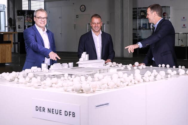 Bilder des Jahres 2021, Sport 05 Mai Sport Themen der Woche KW21 Sport Bilder des Tages FLICK Hans Dieter wird neuer Bundestrainer beim DFB Gemeinsam mit Peter Peters 1. DFB -Vizepraesident und Oliver Bierhoff DFB-Direktor Nationalmannschaften unterschrieb Flick seinen Vertrag als neuer Bundestrainer. 25.Mai 2021 in der DFB Zentrale in Frankfurt