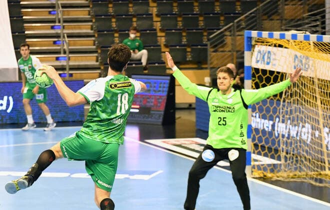 Handball, Herren, Saison 2020 2021, 1. Bundesliga (31. Spieltag), Füchse Berlin - TBV Lemgo, v. l. Hans Lindberg (Füchse Berlin), Torhüter Peter Johannesson (TBV Lemgo), 27.05. 2021, Copyright: xSebastianxRäppoldx xMatthiasxKox
