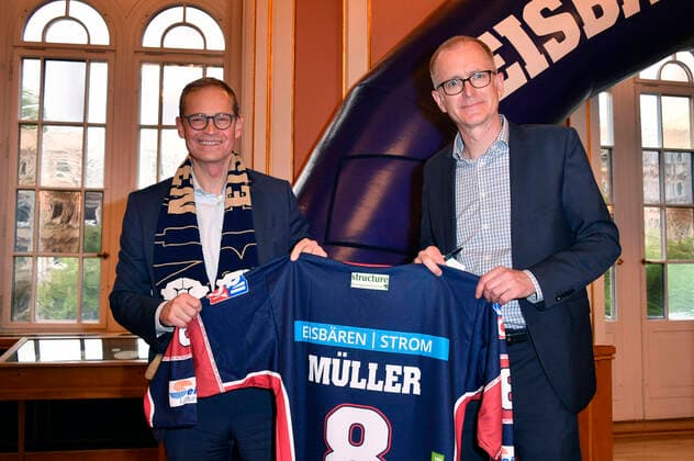Bilder des Jahres 2021, Sport 05 Mai Sport Themen der Woche KW21 Sport Bilder des Tages Michael Müller und Georg Friedrichs bei Rede und Einzeichnungen der einzelnen Spieler, Trainer und Begleiter der Eisbären Berlin ins Gästebuch von Berlin aus Anlass des 8. Deutschen-Meister-Titels im Roten Rathaus. Berlin, 28.05.2021