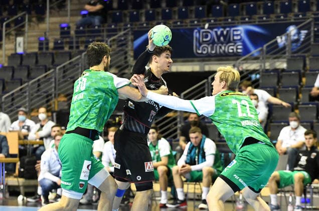 Handball, Herren, Saison 2020 2021, 1. Bundesliga (32. Spieltag), Füchse Berlin - HC Erlangen, v. l. Marko Kopljar (Füchse Berlin), Benedikt Kellner (HC Erlangen), Marian Michalczik (Füchse Berlin), 30.05. 2021, Copyright: xSebastianxRäppoldx xMatthiasxKox