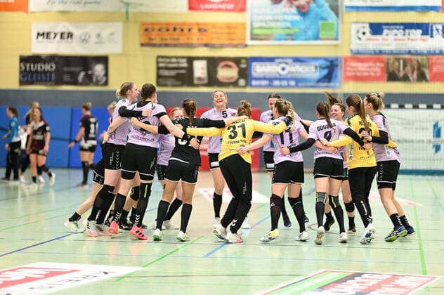 Bilder des Jahres 2021, Sport 05 Mai Sport Themen der Woche KW21 Sport Bilder des Tages Handball I 1. HBF I Relegation I HL Buchholz 08-Rosengarten - Fuechse Berlin I 30.05.2021 Jubel nach dem Spiel bei den Fuechse Berlin (Spreefuexxe) Copyright: xBEAUTIFULxSPORTS Schlikisx