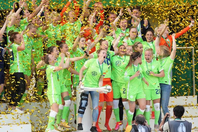 Bilder des Jahres 2021, Sport 05 Mai Sport Themen der Woche KW21 GER, DFB Pokal, 1.FFBL. Eintracht Frankfurt vs VfL Wolfsburg 30.05.2021, Rheinenergie Stadion, Koeln, GER, DFB Pokal, 1.FFBL. Eintracht Frankfurt vs VfL Wolfsburg, im Bild: die Wolfsburgerinnen freuen sich mit ihrem Pokal
