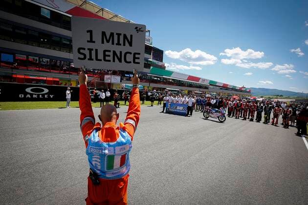 Bilder des Jahres 2021, Sport 05 Mai Sport Themen der Woche KW21 Races at MotoGP Oakley Grand Prix of Italiy at Mugello circuit, Francia May 30, 2021 In picture: Before the MotoGP? race at Mugello, the grid observed a minute of silence in memory of Moto3? rider Jason Dupasquier Carreras del Gran Premio Oakley de MotoGP de Italia en el Circuito de Mugello, Francia 30 de Mayo de 2021 POOL MotoGP.com Cordon Press Images will be for editorial use only. Mandatory credit: MotoGP.com Cordon Press