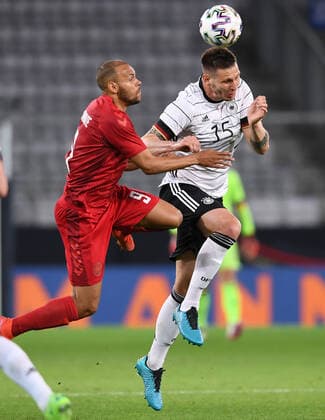 FUSSBALL INTERNATIONAL Testspiel EM 2021 in Innsbruck Deutschland - Daenemark 02.06.2021 Martin Braithwaite (li, Daenemark) gegen Niklas Suele (re, Deutschland)