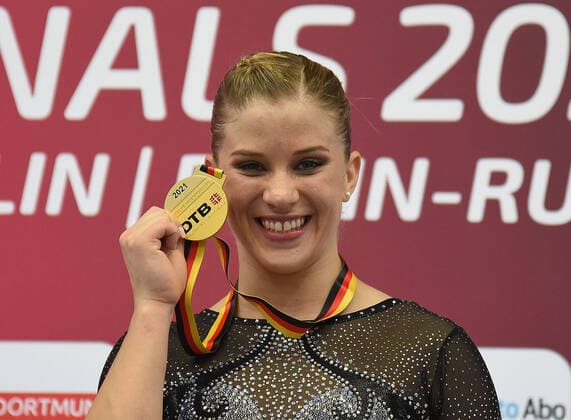 Bilder des Jahres 2021, Sport 06 Juni Sport Themen der Woche KW22 03.06.2021, xhbx, Turnen , Deutsche Meisterschaften Turnen 2021 emspor, v.l. Elisabeth Seitz (MTV Stuttgart) Siegerehrung (DFL DFB REGULATIONS PROHIBIT ANY USE OF PHOTOGRAPHS as IMAGE SEQUENCES and or QUASI-VIDEO) Dortmund