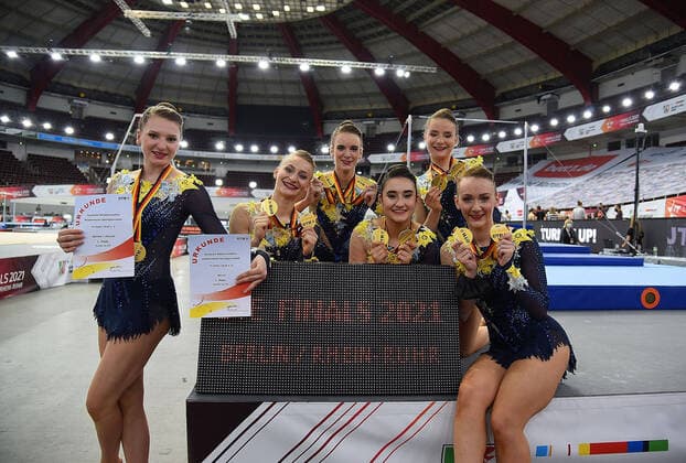 Bilder des Jahres 2021, Sport 06 Juni Sport Themen der Woche KW22 Sport Bilder des Tages 04.06.2021, xhbx, Rhythmische Sportgymnastik Deutsche Meisterschaften, Deutsche Meisterschaften Rhythmische Sportgymnastik - Rhythmische Sportgymnastik RSG 2021 emspor, v.l. Gruppe TV Dahn 1910 e.V. Siegerehrung (DFL DFB REGULATIONS PROHIBIT ANY USE OF PHOTOGRAPHS as IMAGE SEQUENCES and or QUASI-VIDEO) Dortmund