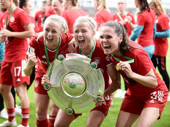 Bilder des Jahres 2021, Sport 06 Juni Sport Themen der Woche KW22 Sport Bilder des Tages Amanda Ilestedt (14 FC Bayern München) , Hanna, Glas (5 FC Bayern München) und Simone Boye Sorensen (3 FC Bayern München ) mit der Meisterschale beim Flyeralarm Frauen- Bundesligaspiel FC Bayern München - Eintracht Frankfurt in der Saison 2020 2021 am 06.06.2021 München FC Bayern Bayern Bayern Deutschland