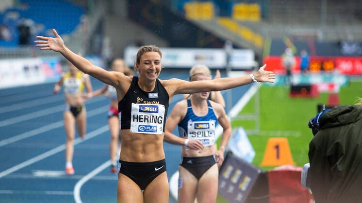 Bilder des Jahres 2021, Sport 06 Juni Sport Themen der Woche KW22 Deutsche Leichtathletik-Meisterschaften; Braunschweig, 06.06.2021 Freut sich ueber ihren naechsten Meistertitel: 800m-Siegerin Christina Hering (LG Stadtwerke Muenchen); Deutsche Leichtathletik-Meisterschaften am 06.06.2021 im Eintracht-Stadion in Braunschweig (Niedersachsen). Copyright: xBEAUTIFULxSPORTS R.xSchmittx