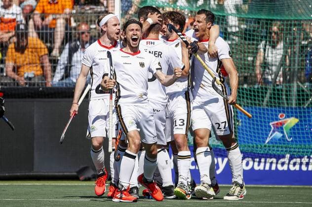 Bilder des Jahres 2021, Sport 06 Juni Sport Themen der Woche KW22 AMSTELVEEN - Players of Germany celebrate the 2-2 of Florian Fuchs of Germany during the European Hockey Championship match between Germany and the Netherlands at the Wagener Stadium on June 6, 2021 in Amstelveen. ANP WILLEM VERNES Amstelveen xVIxHollandsexHoogtex xxANPxIVx