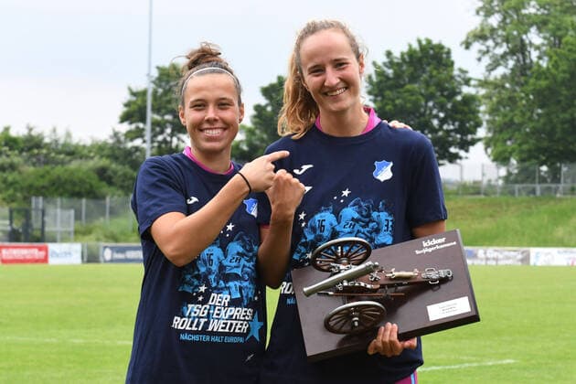 Bilder des Jahres 2021, Sport 06 Juni Sport Themen der Woche KW22 V.l.n.r. Nicole Billa mit Fabienne Dongus ( beide TSG 1899 Hoffenheim Frauen ) und Torjaegerkanone. 06.06.2021, Fussball, Frauen Fussball Bundesliga, MSV Duisburg Frauen vs TSG 1899 Hoffenheim Frauen DFL REGULATIONS PROHIBIT ANY USE OF PHOTOGRAPHS AS IMAGE SEQUENCES AND OR QUASI-VIDEO 06.06.2021, Fussball, Frauen Fussball Bundesliga, MSV Duisburg Frauen vs TSG 1899 Hoffenheim Frauen Duisburg Copyright: xEibner-Pressefotox