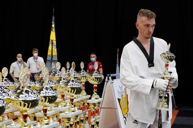 Bilder des Jahres 2021, Sport 06 Juni Dortmund, Deutschland, Die Finals 2021, Deutsche Meisterschaften Taekwondo, am 04. 06. 2021 in der Helmut Körnig Halle in Dortmund Finale +80 kg Alexander BACHMANN mit seinem Siegerpokal nach seinem Titelgewinn