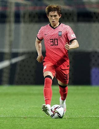 U-24 International Friendly, Länderspiel, Nationalmannschaft soccer match ( South Korea vs Ghana - 20210615 ) JEJU, SOUTH KOREA, JUN 15 : Lee Dong-gyeong of South Korea controls the ball during U-24 international friendly soccer match between South Korea and Ghana at the Jeju World Cup Stadium in Jeju, South Korea, 15 June 2021. Jeju Jeju World Cup Stadium South Korea 6742_242107 Copyright: xSeokyongxLee PentaxPressx
