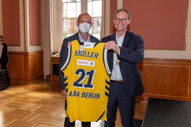 Bilder des Jahres 2021, Sport 06 Juni Sport Themen der Woche KW24 Sport Bilder des Tages Basketball Berlin 15.06.2021 Der Deutsche Meister 2021, Alba Berlin, zu gast beim Regierenden Bürgermeister von Berlin, Michael Müller in Roten Rathaus Empfang der Mannschaft Marco Baldi überreicht Michael Müller Trikot und Medaille
