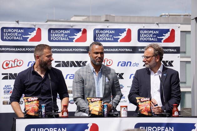 Bilder des Jahres 2021, Sport 06 Juni Sport Themen der Woche KW24 Sport Bilder des Tages Football I Herren I Saison 2021 I European League of Football I ELF I Pressekonferenz I 15.06.2021 v.l.: Zeljko Karajica (Manager ELF), Patrick Esume (Commissioner ELF) und Alexander Rösner (Sportchef ran) Hamburg Hamburger Ding, Nobistor Hamburg Deutschland Copyright: xLobeca RolandxKenzox